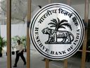 RBI வங்கியில் கொட்டிக்கிடக்கும் வேலைகள்: 900 மேற்பட்ட பணிகளுக்கு விண்ணப்பங்கள் வரவேற்பு!