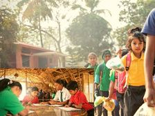 Good Initiative: प्लास्टिक दीजिए और मुफ़्त में पढ़िए, जनिए 'अक्षर स्कूल' की सार्थक पहल की पूरी कहानी