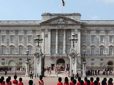 Corona Effect: रानी एलिजाबेथ के बकिंघम पैलेस के कर्मचारियों पर नौकरी गंवाने का संकट