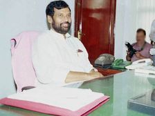 Ram Vilas Paswan Death News: रामविलास पासवान का निधन, लॉ की पढ़ाई के बाद बिहार पुलिस में डीएसपी बने
