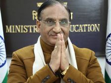 Ramesh Pokhriyal Interview: शिक्षा मंत्री ने आईआईटी आईआईएम ऑनलाइन परीक्षा पर रुख किया स्पष्ट