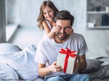 Father's Day Gift Ideas 2021: फादर्स डे पर पापा को दीजिए ये प्यार भरे उपहार