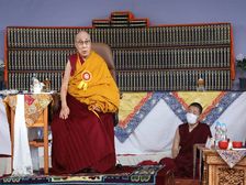 Dalai Lama 88th Birthday: दुनिया को शांति का संदेश देने वाले दलाई लामा के जीवन से जुड़ी रोचक बाते