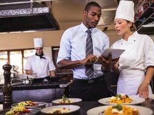 10वीं के बाद करें होटल मैनेजमेंट का कोर्स: जानिए फीस, कॉलेज की डिटेल और करियर स्कोप