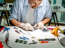 10वीं के बाद करें मोबाइल रिपेयरिंग कोर्स, जानिए फीस और कॉलेज की डिटेल