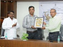 Success Story: एक वक्त की रोटी पाने के लिए करना पड़ता था संघर्ष, आज बने यूएस में साइंटिस्ट