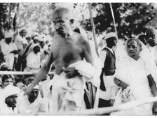 गांधीजी के सत्याग्रहों ने किस प्रकार भारतीयों के बीच भय के दौर को समाप्त किया? 