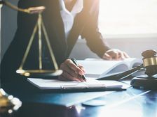 Career in LLM Corporate and Commercial Law 2023: एलएलएम कॉर्पोरेट एंड कमर्शियल लॉ में कैसे बनाएं करियर