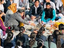 बोर्ड परीक्षा से पहले Apeejay स्कूल में विद्यार्थियों ने किया हवन, प्रिंसिपल ने दी शुभकामनाएं