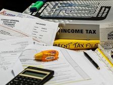 टैक्सेशन में B.com कर कैसे बनाएं करियर, जानिए टॉप कॉलेज और उनकी फीस के बारे में