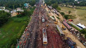 क्यों होती है रेल दुर्घटनाएं, जानिए प्रमुख कारण और किस दशक में हुई सबसे अधिक रेल दुर्घटनाएं? 