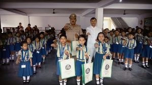 पॉली बैग से बचने के लिए यूपी एसएसआई ने स्कूल में चलाया 'सेल्फी विद झोला' कार्यक्रम