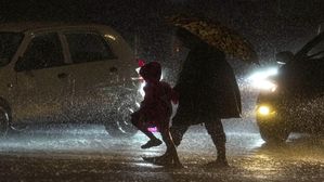 School Closed in Telangana: भारी बारिश के चलते तेलंगाना में ऑरेंज और येलो अलर्ट, स्कूल बंद करने के आदेश जारी