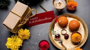 Happy Raksha Bandhan Shayari 2023: रक्षाबंधन शायरी से दें अपने भाई-बहन को बधाई!