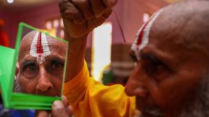 पहली रोटी कौवे को क्यों? जानिए सनातन धर्म की प्रथाओं के पीछे वैज्ञानिक कारण