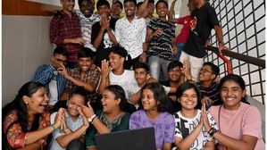 MP Board 2024: एमपी बोर्ड 10वीं रिजल्ट 2024, डिजिलॉकर, SMS और वेबसाइट से कैसे डाउनलोड करें