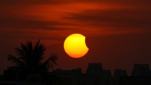 Surya Grahan 2024: 8 अप्रैल को लगेगा साल का पहला सूर्य ग्रहण, धरती पर छा जाएगा अंधेरा