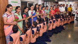 Guru Purnima Shayari 2024: गुरु पूर्णिमा पर भेजें अपने गुरु को टॉप 10 शायरी संदेश