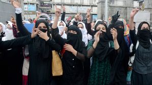 हिजाब पर प्रतिबंध के बाद, मुंबई के कॉलेज ने छात्राओं को टी-शर्ट और फटी जींस पहनने से रोका