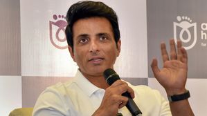 Birthday Special: कितने पढ़े- लिखे हैं सोनू सूद? जानिए उनकी शिक्षा और करियर के बारे में