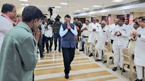 कौन है देवेंद्र फडणवीस? जानिए उनकी शिक्षा, राजनीतिक करियर और नीतियों के बारे में