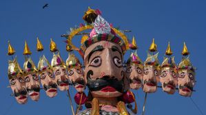Dussehra Quotes 2024: दशहरा पर लगाएं व्हाट्सएप स्टेटस पर शॉर्ट कोट्स, जो देंगे सभी को प्रेरणा