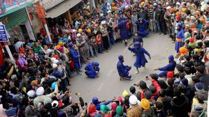 Guru Govind Singh: 10 लाइनों में जानिए सिखों के 10वें गुरु गोविंद सिंह के बारे में