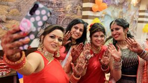 Karva Chauth Shayari 2024: करवाचौथ पर शेयर करें टॉप 10 शायरी, बढ़ेगा पति-पत्नी के बीच प्यार