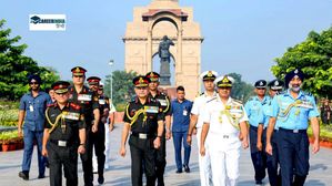 Indian Air Force Shayari 2024: भारतीय वायु सेना दिवस पर शेयर करें 2 लाइन शायरी, आसमान की बुलंदियों पर है..