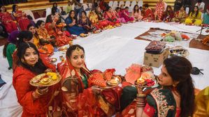 Karva Chauth Wishes 2024: करवाचौथ पर लगाएं अपने पति/ पत्नी के लिए व्हाट्सएप स्टेटस, दें इस खास दिन की बधाई