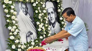 Lal Bahadur Shastri Quotes: शास्त्री जी की जयंती पर पढ़ें उनके प्रसिद्ध नारे, जो देंगे आज भी आपको प्रेरणा