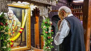 Sai Baba Teachings: साईं बाबा की पुण्यतिथि पर लगाएं व्हाट्सएप पर स्टेटस, बोले ॐ साई राम
