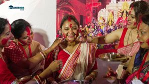 Sindoor Khela 2024 Wishes: सिंदूर खेला पर भेजें विवाहित महिलाओं को शायरी संदेश, मां दुर्गा का मिलेगा आशीर्वाद