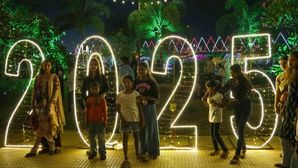 Happy New Year Quotes 2025 नए साल के बेस्ट कोट्स से सजाएं अपना व्हाट्सएप स्टेटस