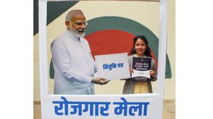 Rojgar Mela 2024: बंपर नौकरियां, प्रधानमंत्री ने 71,000 से अधिक लोगों को वितरित किए नियुक्ति पत्र 