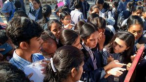 CBSE Board Exam 2025: सीबीएसई परीक्षाएं शुरू, 44 लाख छात्र दे रहें कक्षा 10वीं और 12वीं परीक्षा