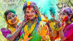 Holi Essay in Hindi: रंगों के त्योहार होली पर निबंध लिखना है, ये रहे 3 अलग-अलग प्रारूप