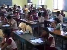 தமிழகத்தில் பிளஸ் 2 தேர்வுகள் தொடங்கின: மாணவர்களிடம் கடுமையான சோதனை