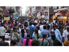 பள்ளித் திறப்பு நெருங்குகிறது... கடைகளில் அலைமோதும் பெற்றோர் கூட்டம்!