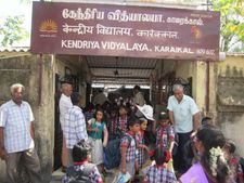 தகர கூரை, காற்றோட்டமில்லா வகுப்பு,  கிரவுண்டு இல்லை.. இதான் காரைக்கால் கேந்திரிய வித்யாலயா!!