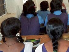 இனி அனைத்து அரசுப் பள்ளிகளிலும் ஆங்கில வழியிலும் கல்வி: பள்ளிக் கல்வி இயக்ககம் அதிரடி உத்தரவு!!