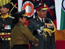 ராணுவப் பணி செய்ய நிபந்தனை: கொதித்துப் போன பெண் அதிகாரி உச்ச நீதி்மன்றத்தில் வழக்கு!