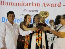 பெரு நாட்டின் முன்னாள் அதிபருக்கு விருது: கேஐஎஸ்எஸ் கல்வி நிறுவனம் வழங்கியது!