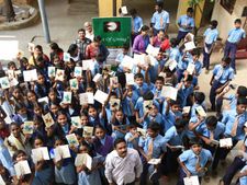 வீணாகும் காகிதத்தில் வாழ்த்து அட்டைகளை தயாரிக்கும் பெங்களூரு அரசு பள்ளி மாணவர்கள்!!