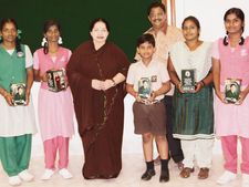 மாணவர்கள் படிப்பதற்காக சூரிய சக்தி மேஜை விளக்குகள் திட்டம்: முதல்வர் தொடங்கினார்!!