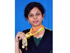 பி.எஸ்சி, எம்.எஸ்சி.யைத் தொடர்ந்து எம்.பில் பட்டப்படிப்பிலும் தங்கம் வென்ற தங்க மாணவி!!