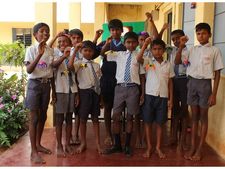 காகிதங்களிலிருந்து கலைப்பொருட்களை உருவாக்கும் மாணவர்கள்!!