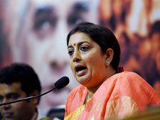 ஐஐடி ஹால்டலுக்கு மத்திய அமைச்சர் இரானி திடீர் வருகை...!!