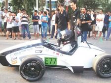 இந்தியாவின் வேகமான ரேஸ் காரை உருவாக்கிய பம்பாய் ஐஐடி மாணவர்கள்..!!