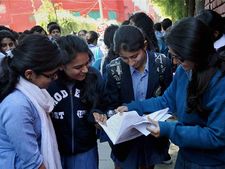 சிபிஎஸ்இ பொதுத் தேர்வு.. உங்க பெயர் இருக்கான்னு 